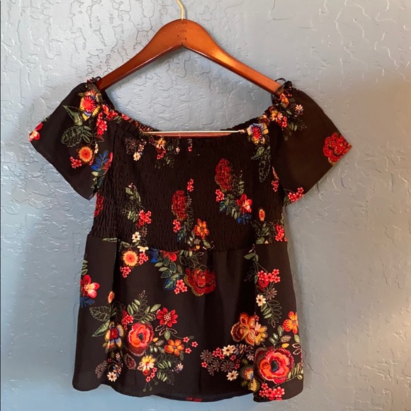 Women’s floral off the shoulder shirt. - Picture 3 of 5